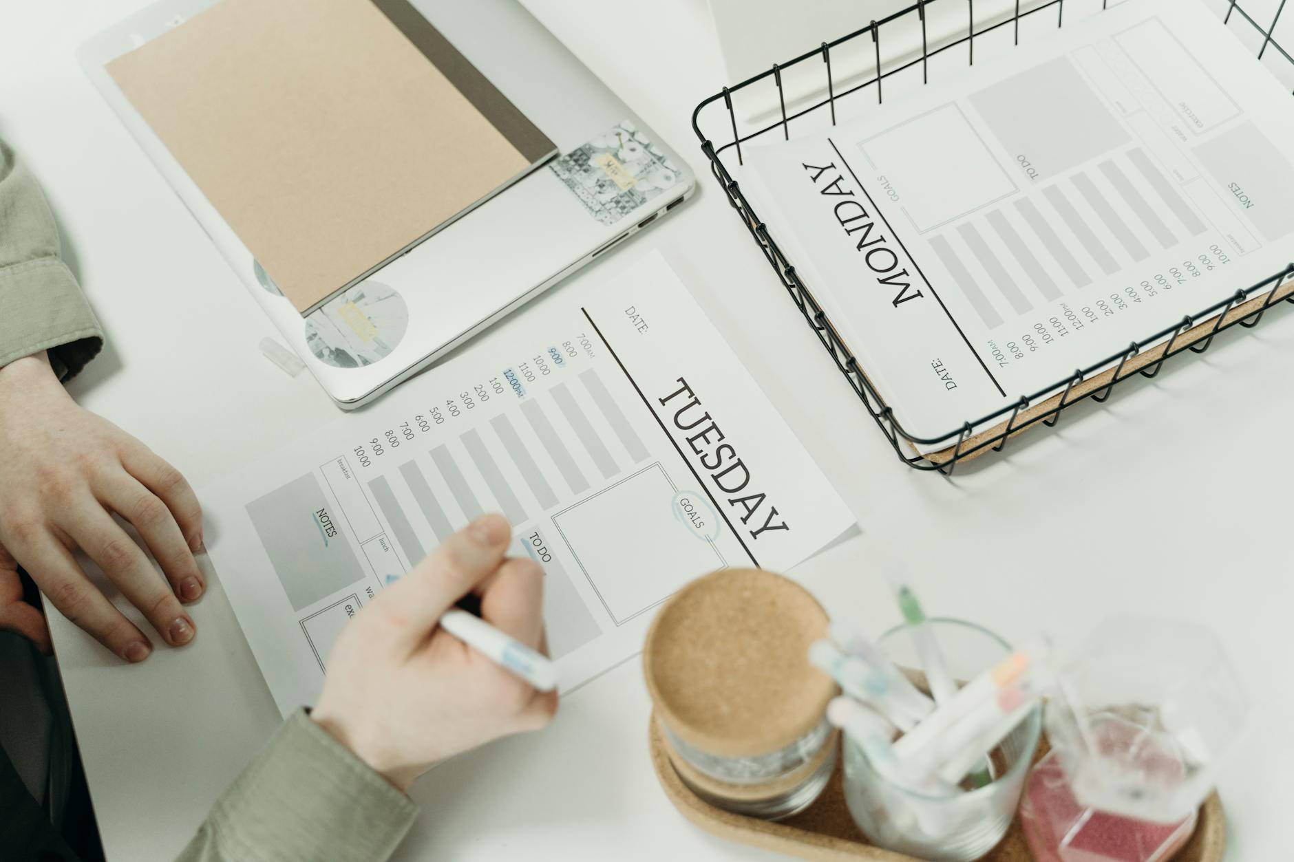 Czy pracodawca może zmienić grafik bez Twojej zgody i z dnia na dzień Pracownik w biurze planuje tygodniowy grafik na papierowych planerach