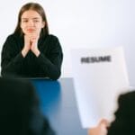 Jak przygotować menedżerów liniowych do prowadzenia rozmów rekrutacyjnych z kandydatami Kandydatka na rozmowie rekrutacyjnej z dwójką menedżerów