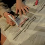 Jak napisać ogłoszenie o pracę, żeby kandydat wiedział, na co się pisze i chętnie kliknął „aplikuj” Kobieta zakreśla ogłoszenia o pracę w gazecie