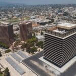 Panorama centrum miasta z nowoczesnymi wieżowcami o zachodzie słońca