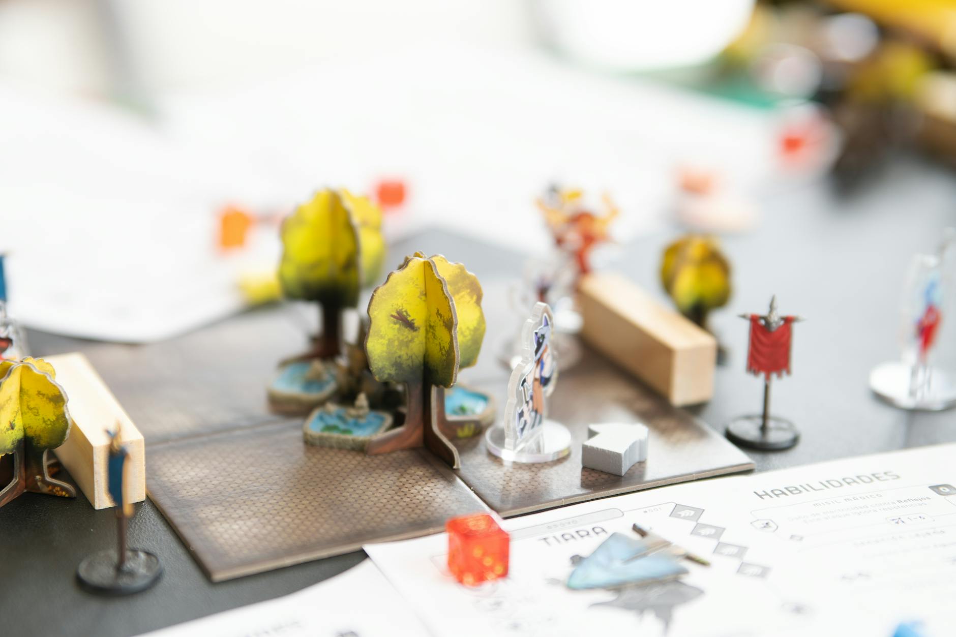 Stół do gry RPG z figurkami i kośćmi w trakcie sesji