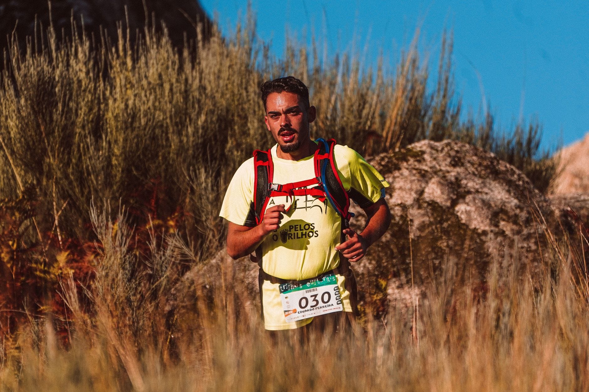 Biegacz na maratonie górskim w słoneczny dzień