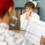 Mężczyzna zamyślony podczas rozmowy kwalifikacyjnej w biurze