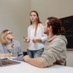 Zespół startupu omawia proces onboardingu przy biurku w biurze