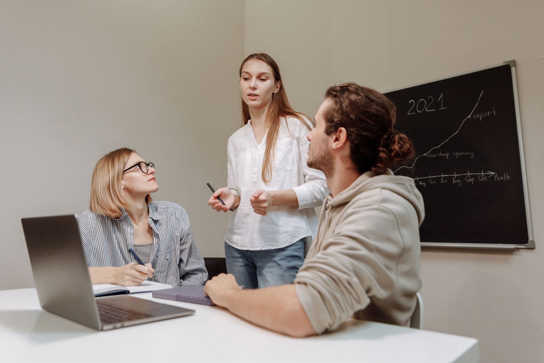 Zespół startupu omawia proces onboardingu przy biurku w biurze