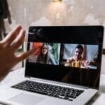 Jak sprawdzić ścieżkę kontaktu i CTA – diagnostyka Gestykulujące dłonie podczas wideorozmowy na ekranie laptopa